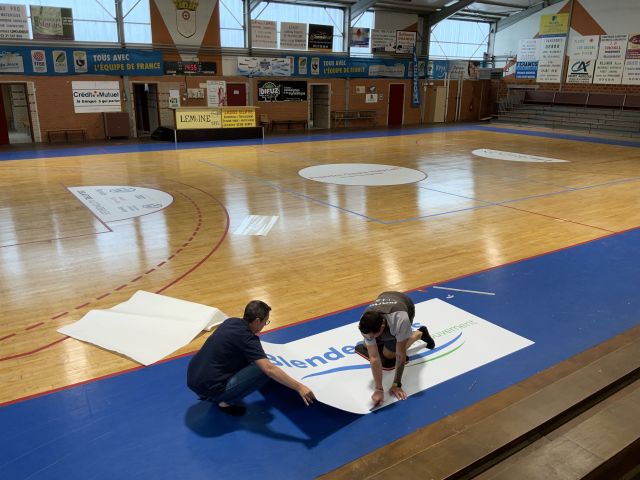 Adhésifs de sol ou parquet sportif.